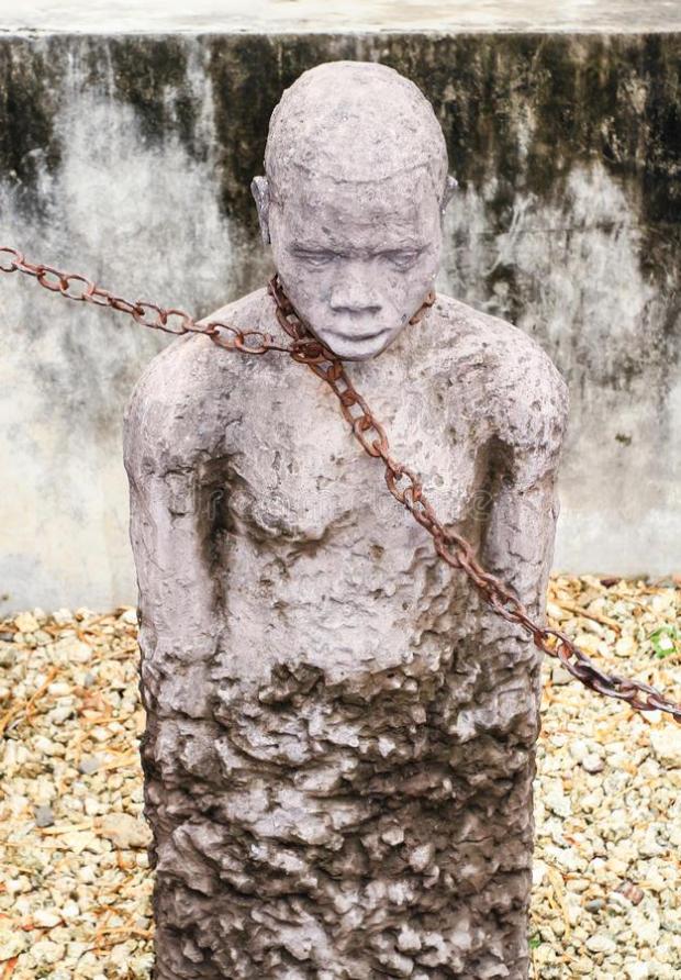 Imagen de una escultura que representa a un esclavo de una plantación con cadenas al cuello