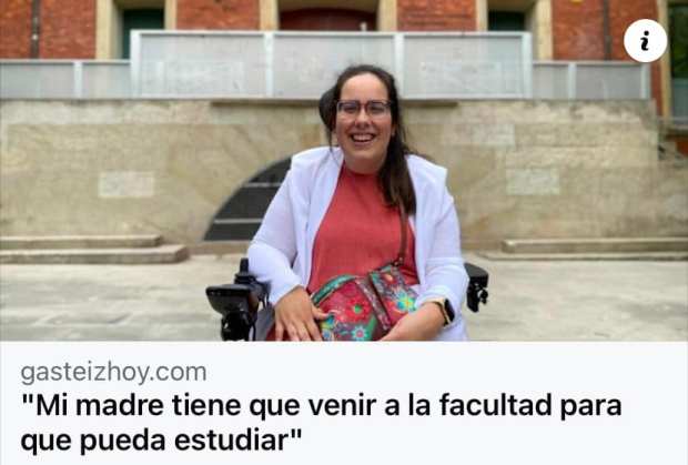Imagen de una noticia donde aparece una mujer joven usuaria de silla de ruedas junto al titular: "Mi madre tiene que venir a la facultad para que pueda estudiar"
