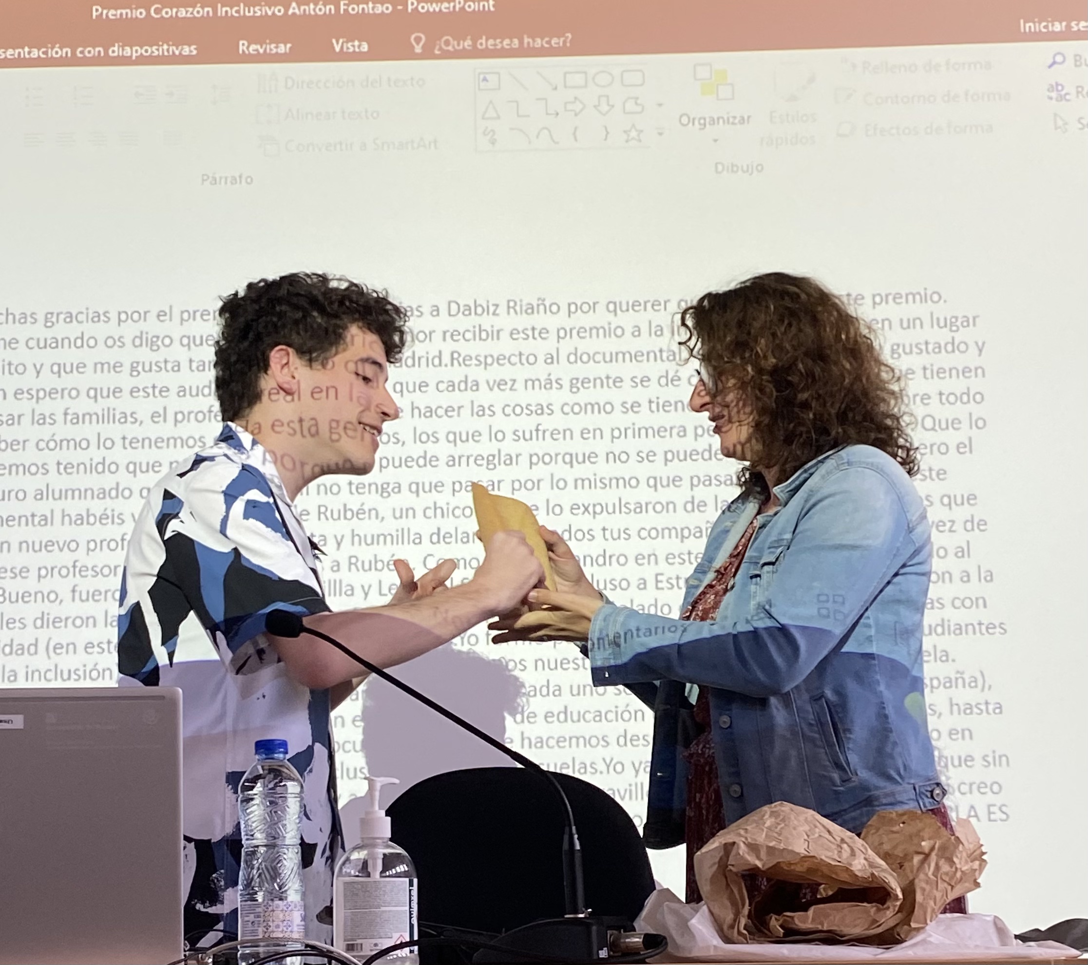 Una de las profesoras del IES Alonso de Avellaneda le hace entrega a Antón del premio